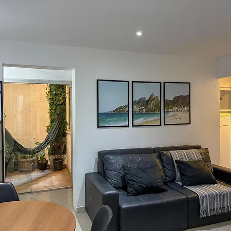 Studio em Copacabana a 65 metros da praia, posto 5-2